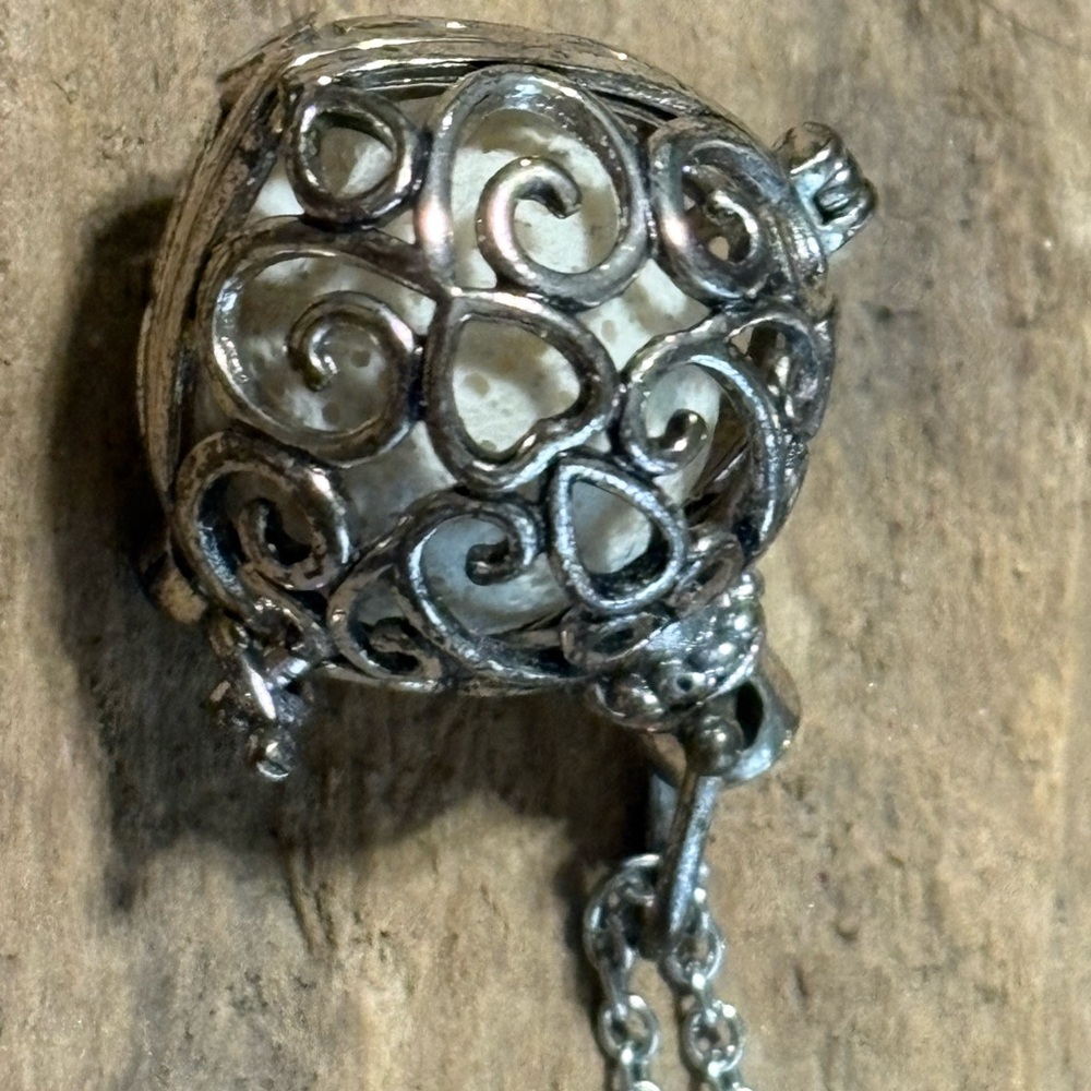 Elegant Silver Filigree Pendant Necklace - Picture 2 of 5